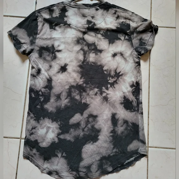 Hollister Black and Gray Curved Hem Tee - Picture 2 of 6